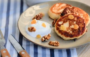 Сырники подаются с орехами и кремом