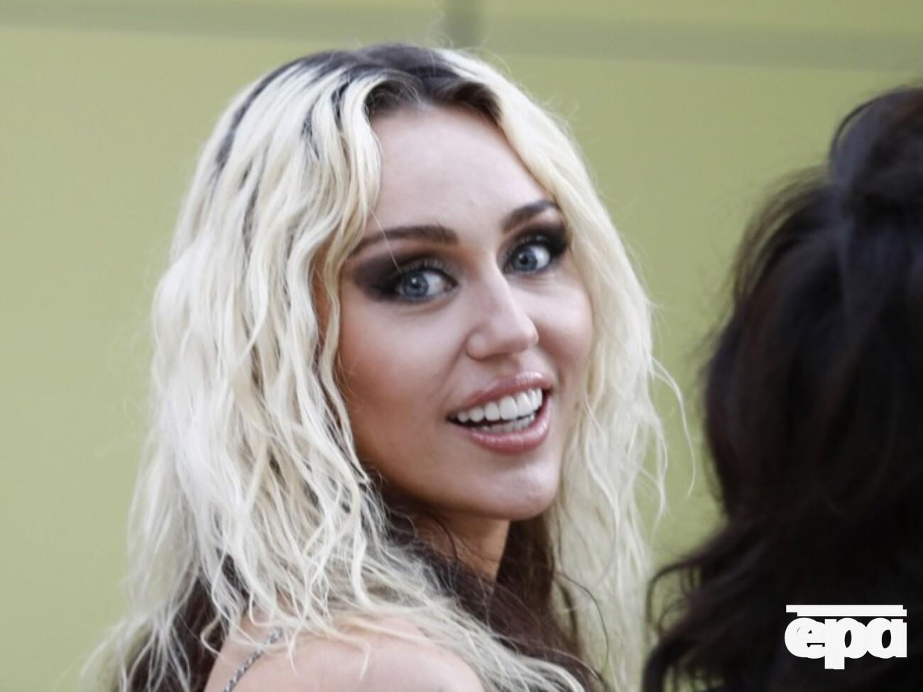 До зміни іміджу Сайрус віддавала перевагу двоколірному фарбуванню