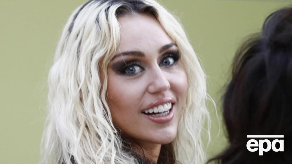 До зміни іміджу Сайрус віддавала перевагу двоколірному фарбуванню