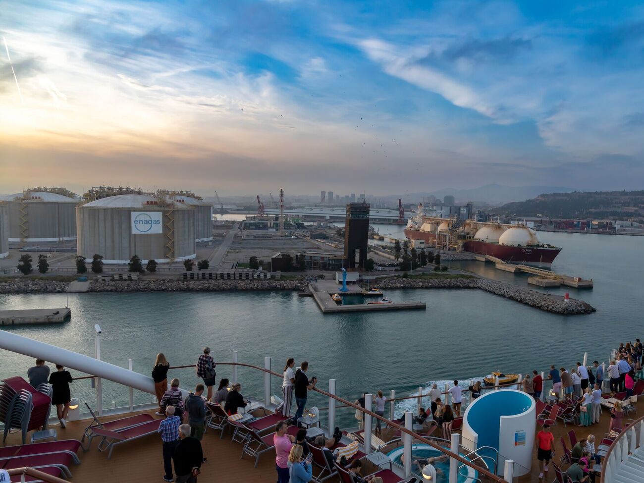 Немає ніякого "тіньового флоту" – цю формулу вигадали західні журналісти. Щомісяця відбуваються десятки порушень ембарго, у тому числі прямі рейси танкерів до портів ЄС і навіть США