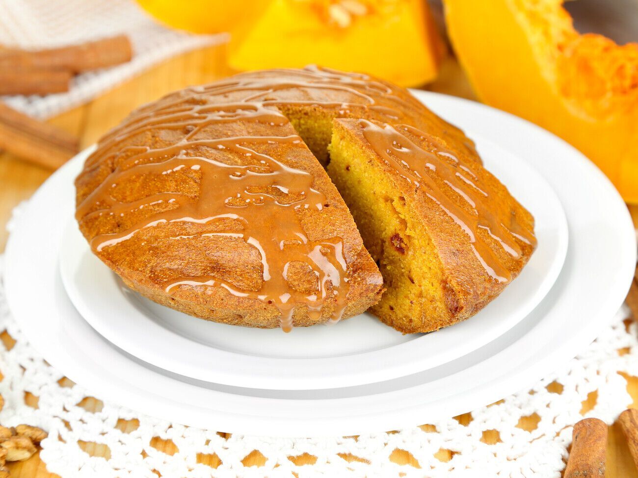 Выложите тесто в чашу, разровняйте и готовьте кекс 60 минут в режиме выпечки