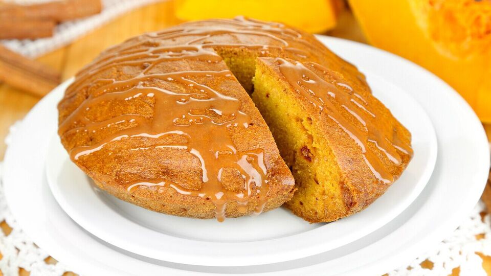 Выложите тесто в чашу, разровняйте и готовьте кекс 60 минут в режиме выпечки