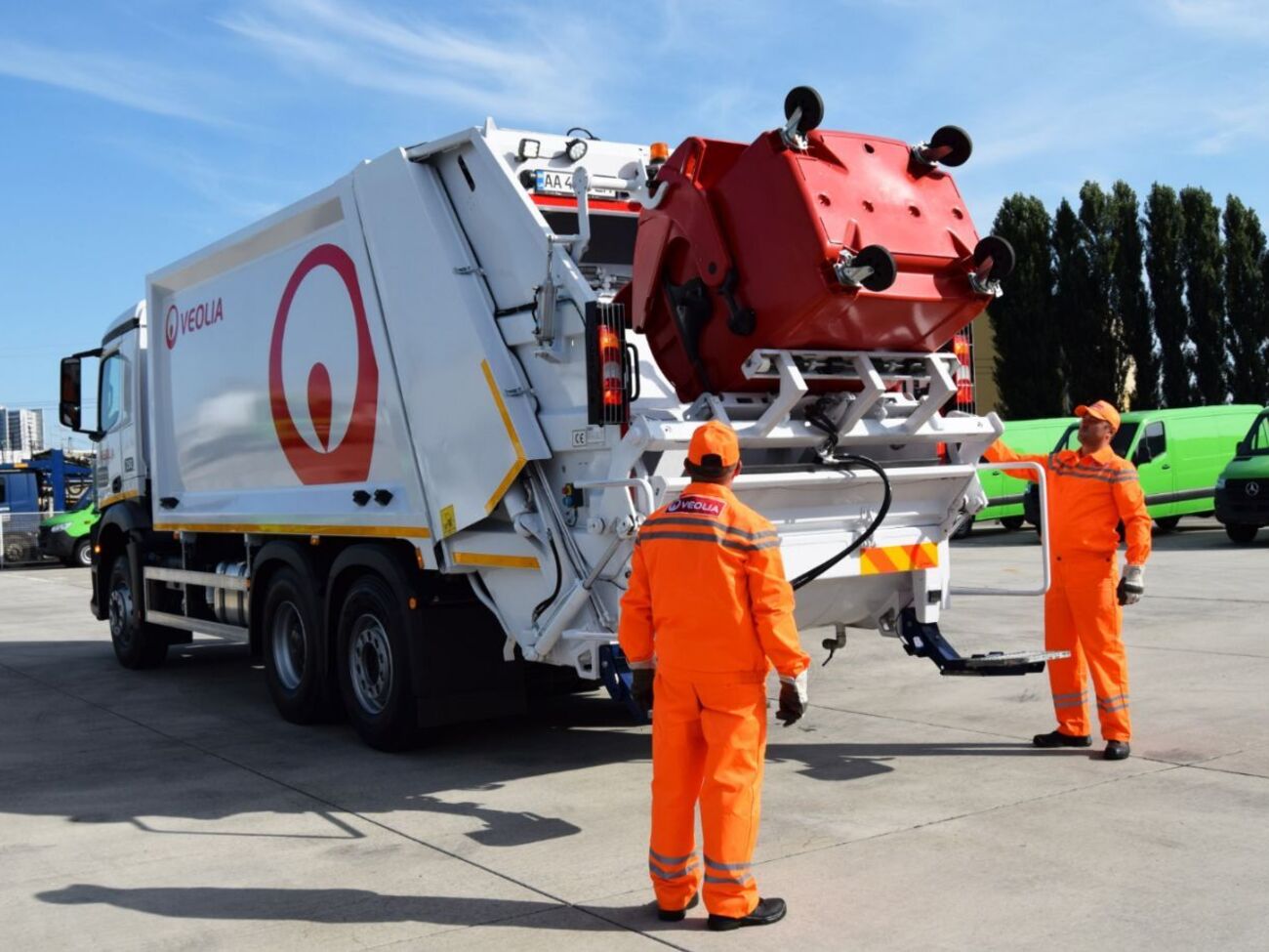 Алексей Голобуцкий: Мусорщики ездят свободно повсюду. Ими не пользуются для отслеживания ракетных попаданий и для составления уточненных карт целей?