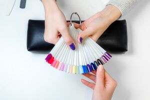 Дизайн трендового маникюра включает множество осенних цветов, таких как черный, коричневый и бордовый