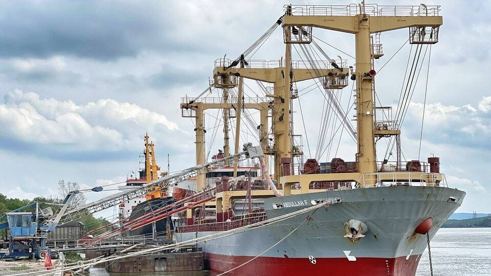 После выхода из украинских портов суда попадают в территориальные воды Румынии, Болгарии и Турции