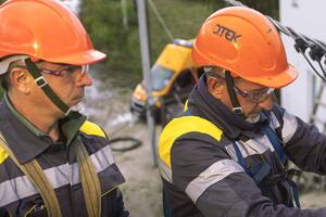 Енергетики відновлюють електромережі за дозволом Збройних сил України і ДСНС