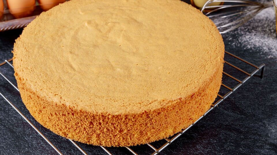 Коли бісквіт випечеться, переверніть форму на решітку і дайте йому в такому положенні повністю охолонути