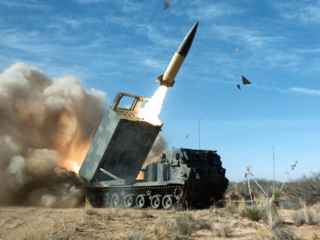 У ракет ATACMS, які США нададуть Україні, будуть дуже ефективні касетні боєголовки з боєприпасами подвійного призначення, стверджує Райс