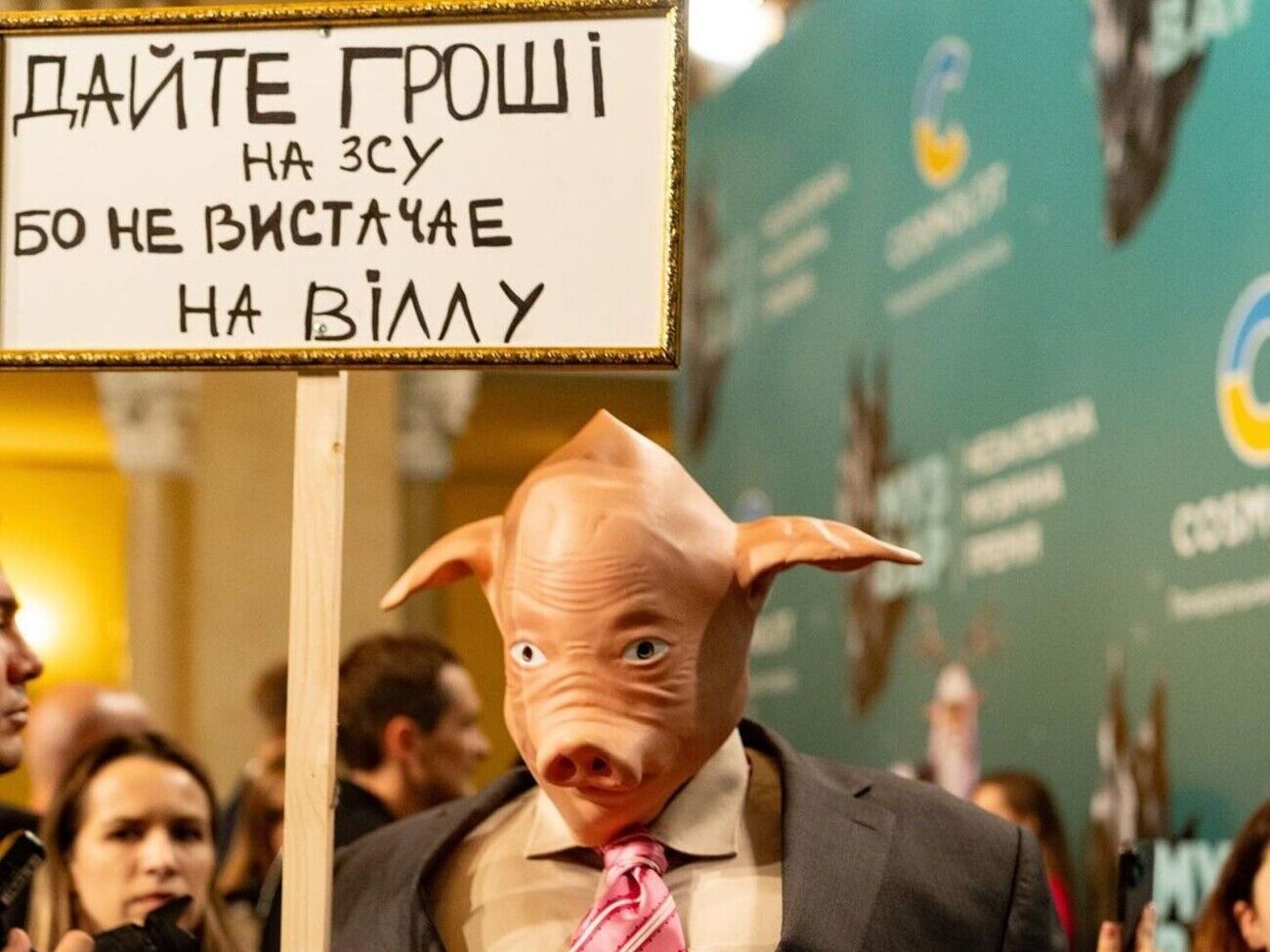 Melovin заявил, что, появившись на церемонии вручения премии в маске свиньи, проявил свою гражданскую позицию