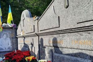 Матір Кузьми Скрябіна поховали поруч із сином у сімейному склепі