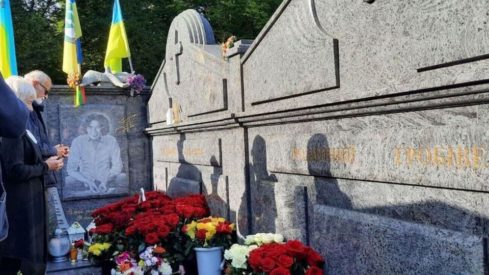 Мать Кузьмы Скрябина похоронили рядом с сыном в семейном склепе