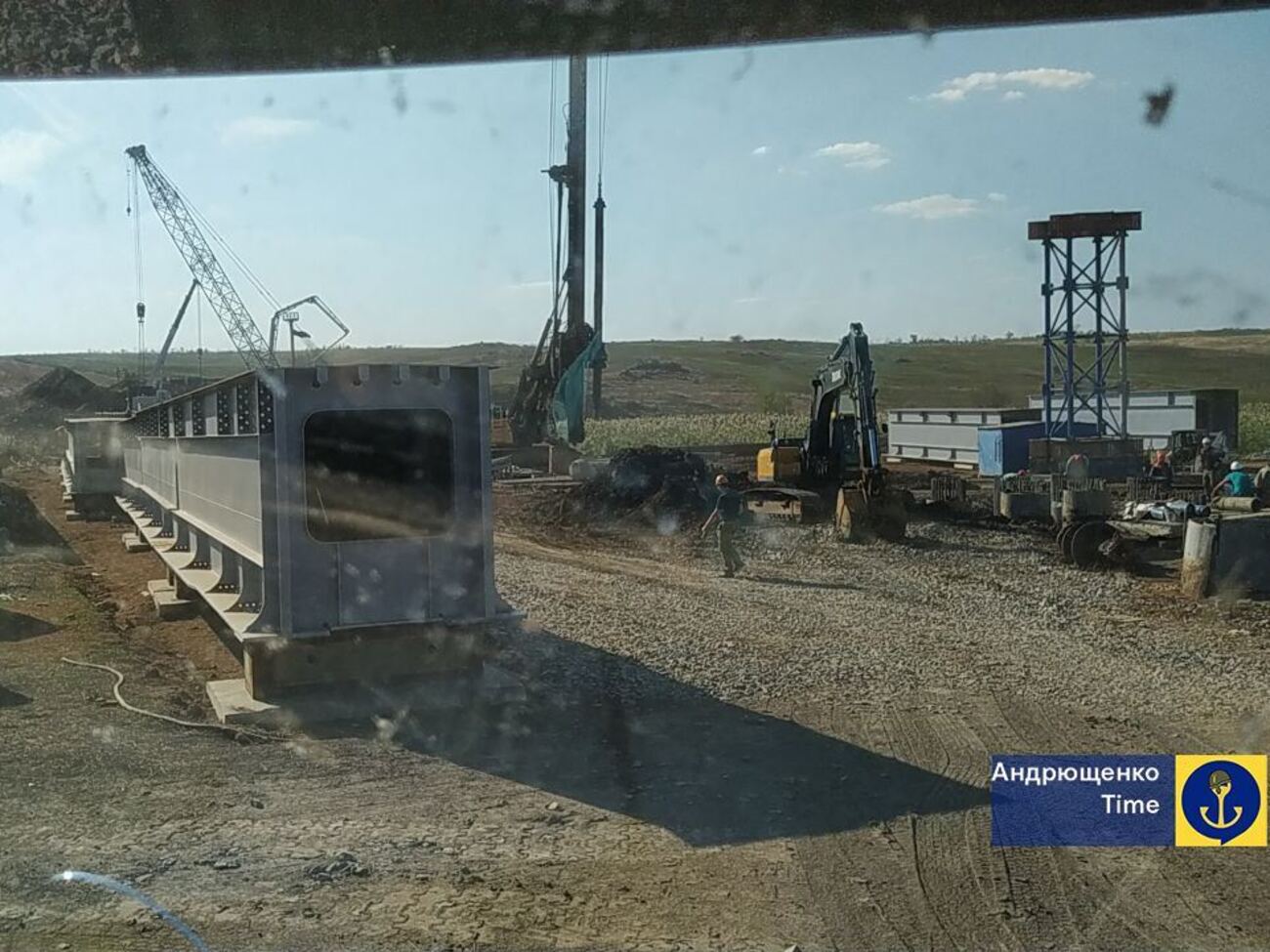 Оккупанты начали строительство железнодорожного моста через реку Кальмиус возле села Гранитное, сообщил Андрющенко