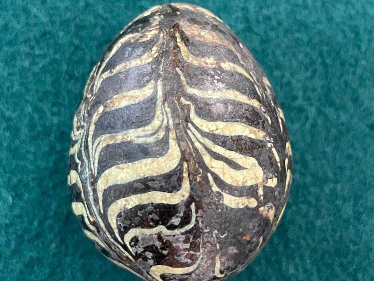 Писанка меньше, чем обычное куриное яйцо, ее длина составляет 4,5 см, отметили в Волынском краеведческом музее