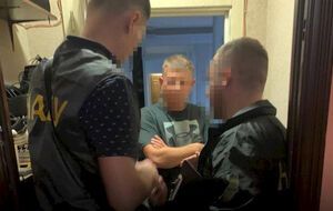 При обыске у подозреваемого изъяли расфасованные в разные конверты $15,6 тыс.