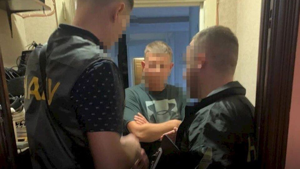 Під час обшуку в підозрюваного вилучили розфасовані в різні конверти $15,6 тис.