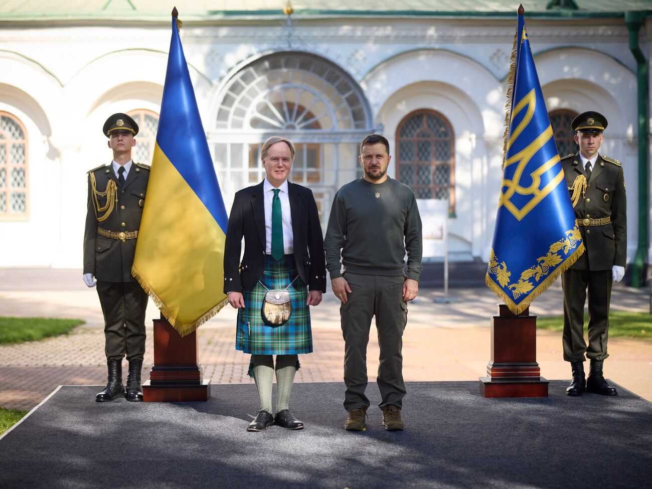 Зеленський поспілкувався з кожним із нових послів