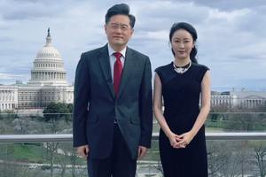 После интервью, которое Цинь Ган давал гонконгской журналистке Фу Сяотянь, поползли слухи об их романе