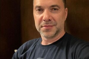 Арестович: От скажіть, що хочеться зробити із цими створіннями? Придушити! Причому душити, не відпускаючи