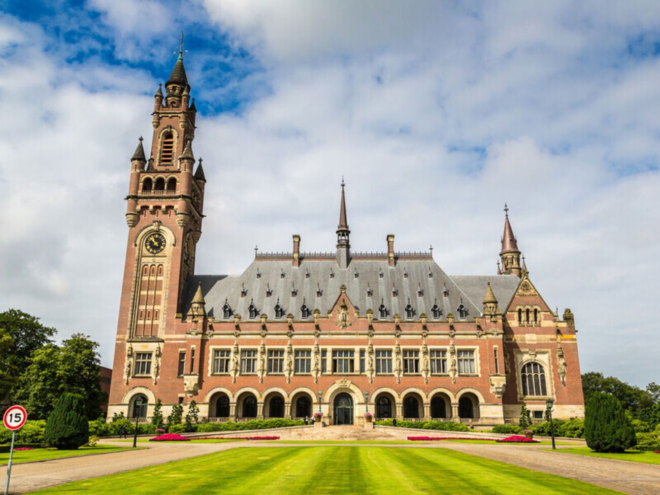 Справу про геноцид розглядає суд у Гаазі