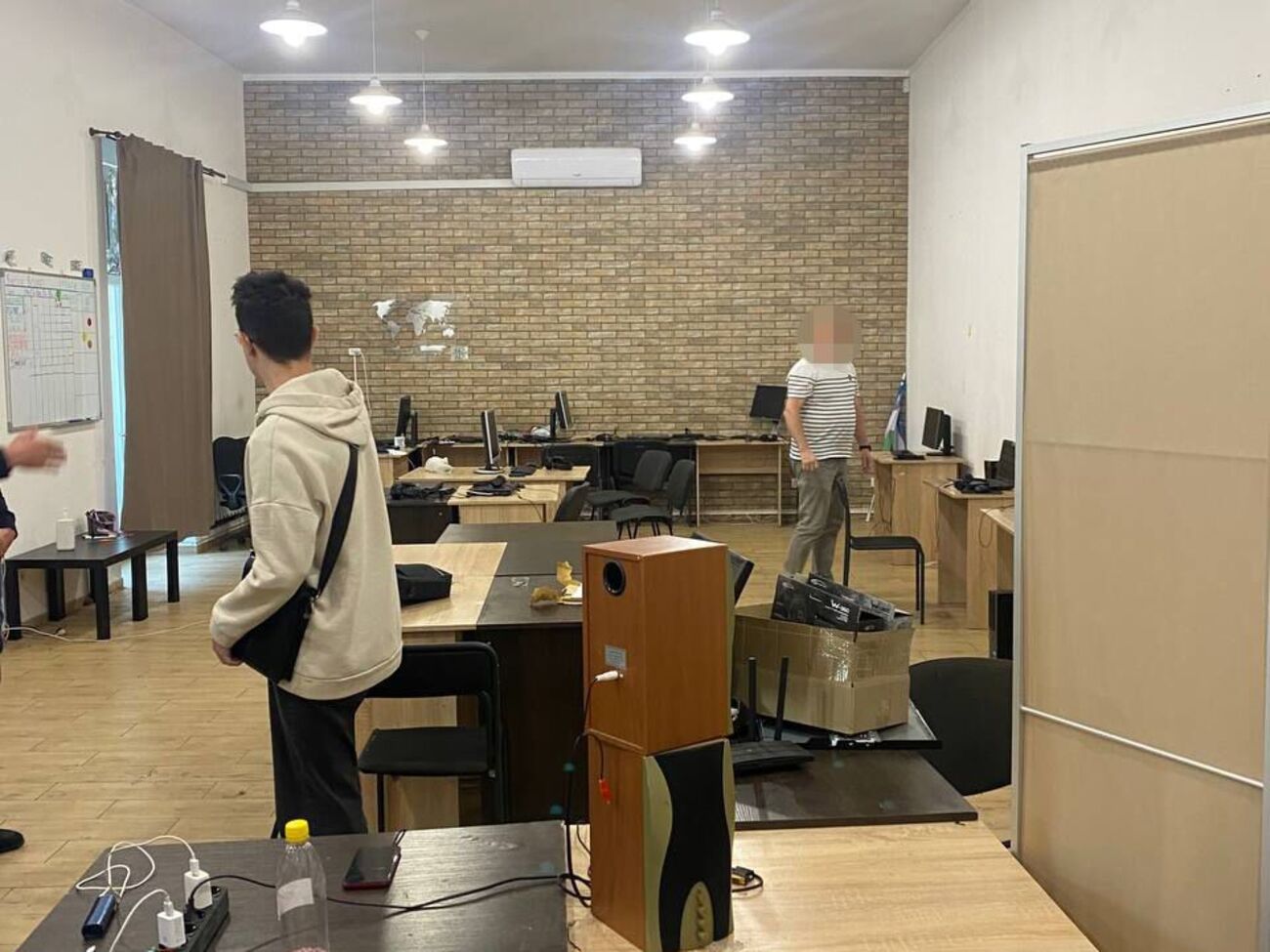 У ДБР заявили про затримання власників шахрайського колцентру