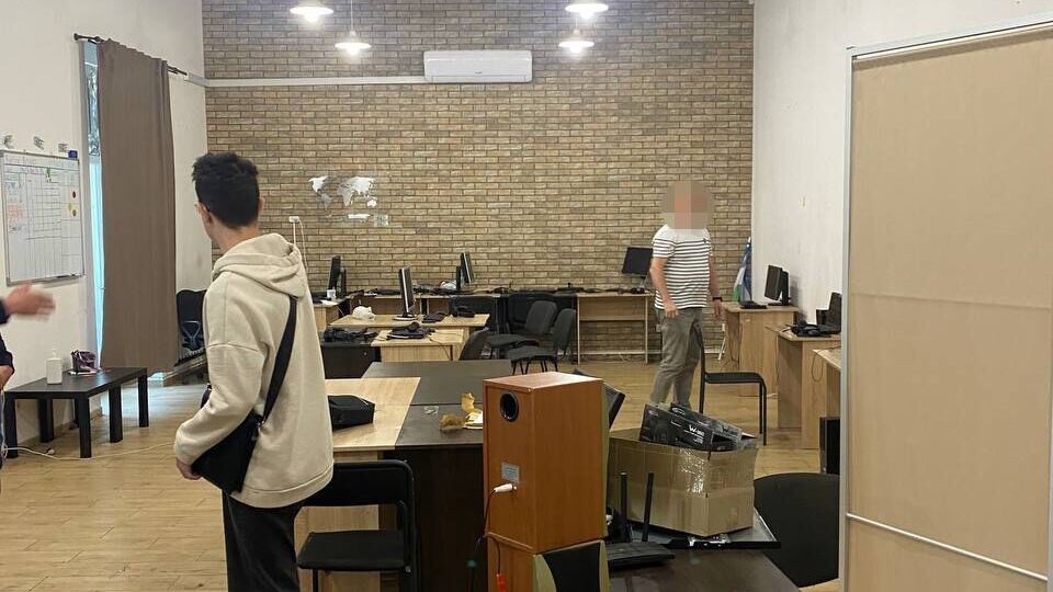 У ДБР заявили про затримання власників шахрайського колцентру