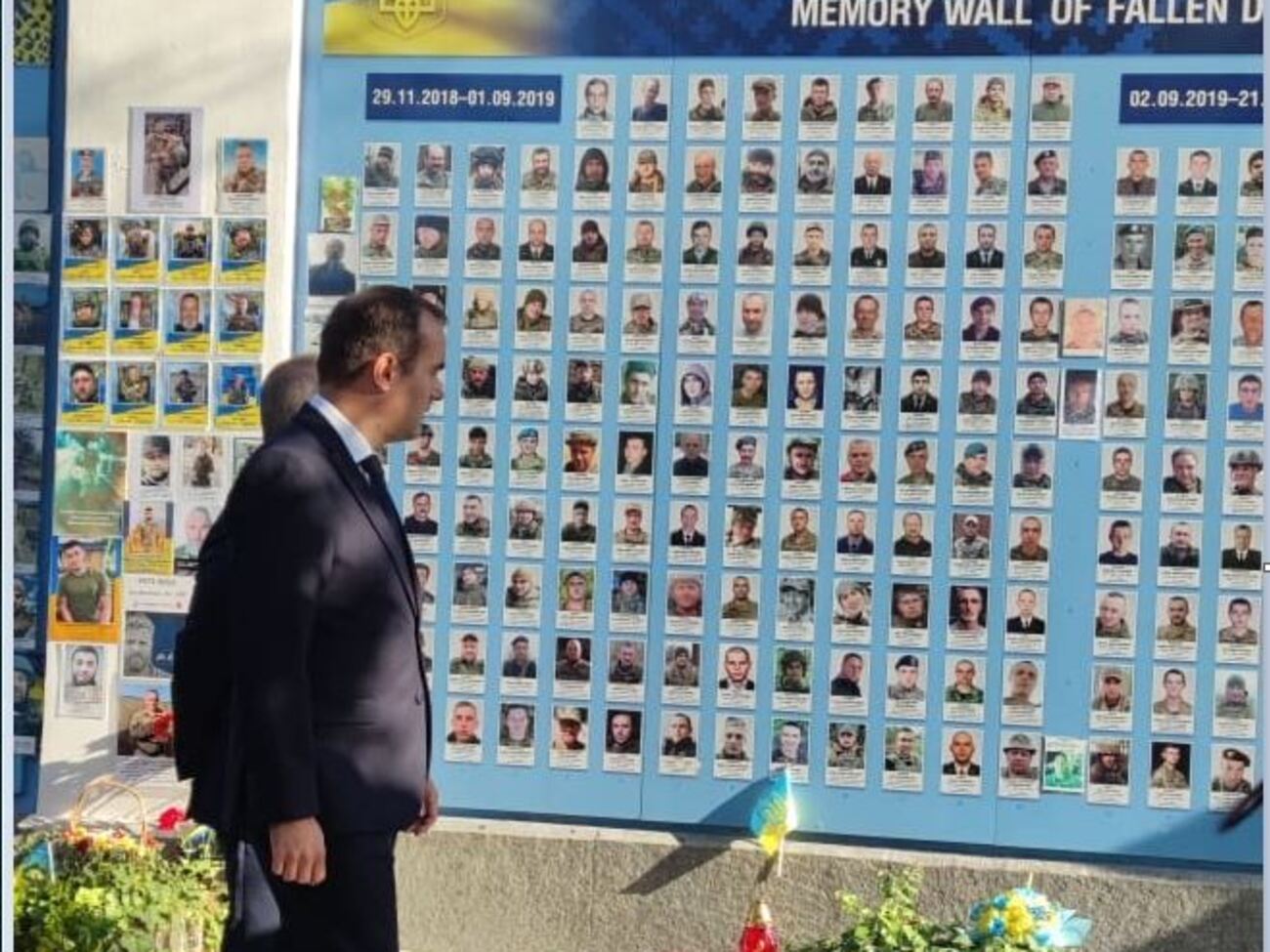 Лекорню почав візит з ушанування героїв перед Стіною пам'яті полеглих за Україну