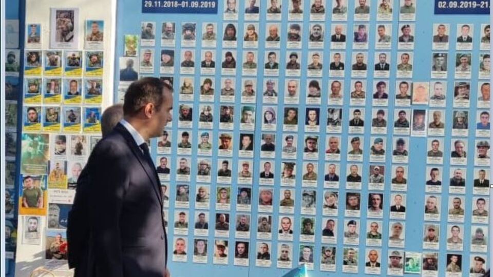 Лекорню почав візит з ушанування героїв перед Стіною пам'яті полеглих за Україну