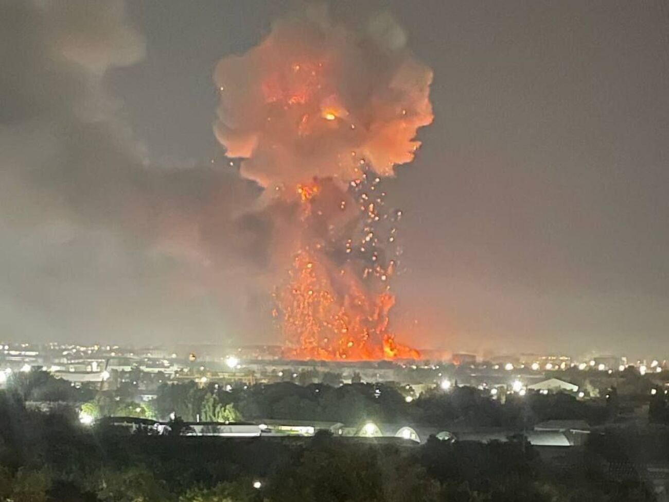 В результате взрыва пожаром были охвачены 3000 м² территории