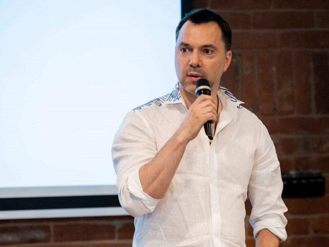 По словам Арестовича, обнародованная Антонюк и Брензей информация является "целенаправленной атакой на репутацию"