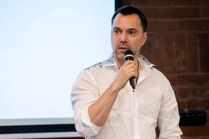 За словами Арестовича, оприлюднена Антонюк і Брензей інформація є "цілеспрямованою атакою на репутацію"