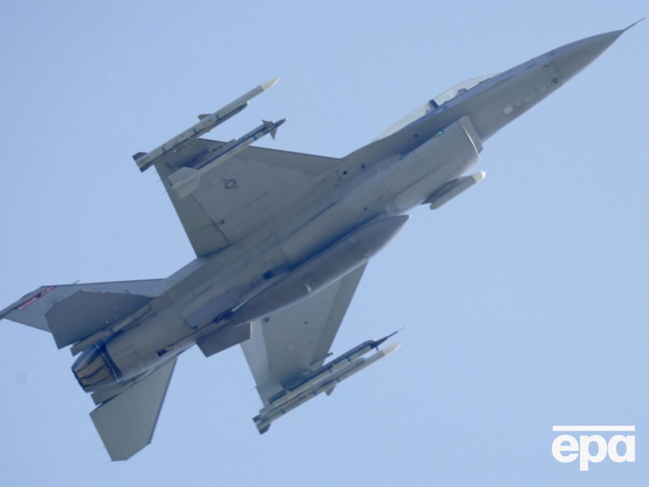 Після занять з мови пілоти перейдуть до польотів на F-16 у штаті Аризона