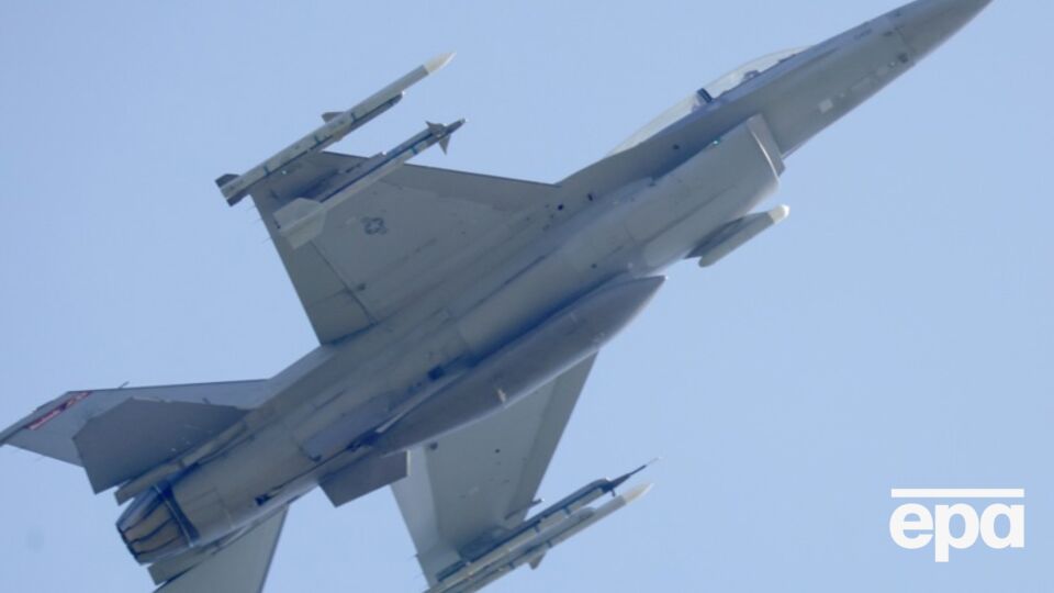После занятий по языку пилоты перейдут к полетам на F-16 в штате Аризона