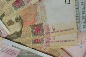 Все имеющиеся в обращении гривневые купюры и монеты продолжат принимать и после 1 октября, сообщили в Нацбанке