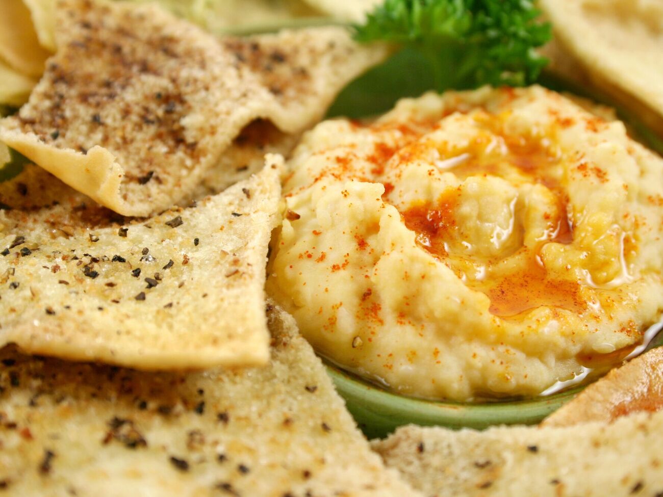 Чипсы из лаваша хорошо сочетаются с хумусом