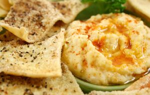 Чипсы из лаваша хорошо сочетаются с хумусом