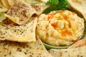 Чипсы из лаваша хорошо сочетаются с хумусом