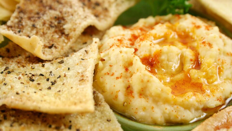Чипсы из лаваша хорошо сочетаются с хумусом