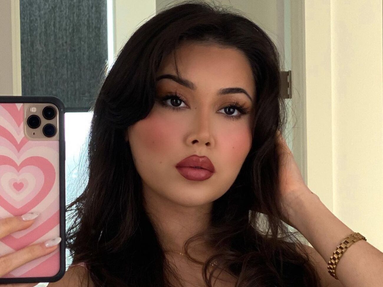 Блогер использовала нюдовые оттенки и сделала акцент на губы