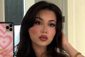 Блогер использовала нюдовые оттенки и сделала акцент на губы