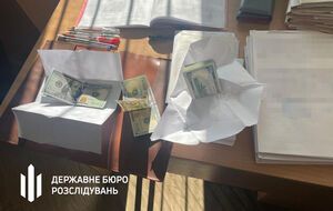 Чиновница попыталась съесть взятку, но ей помешали сотрудники ГБР