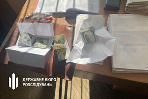 Чиновница попыталась съесть взятку, но ей помешали сотрудники ГБР