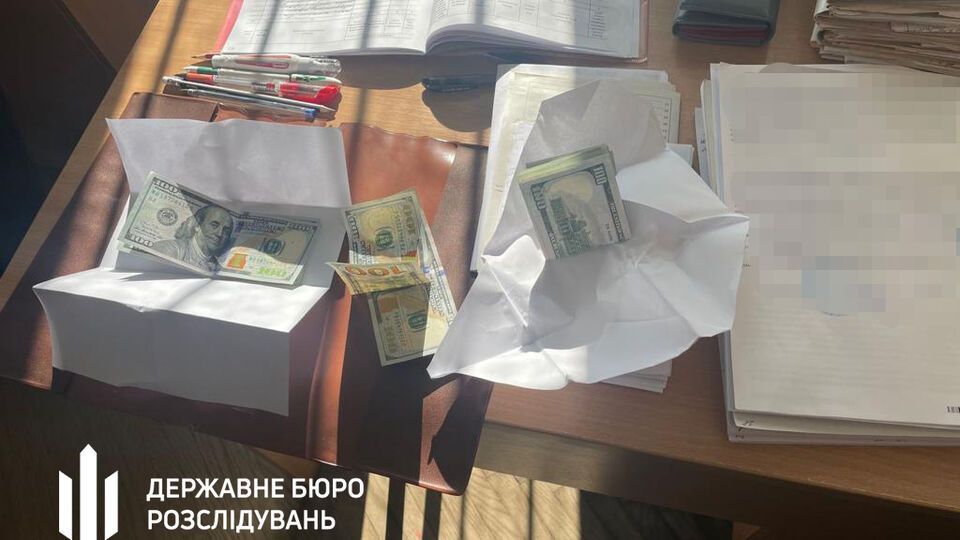 Чиновница попыталась съесть взятку, но ей помешали сотрудники ГБР