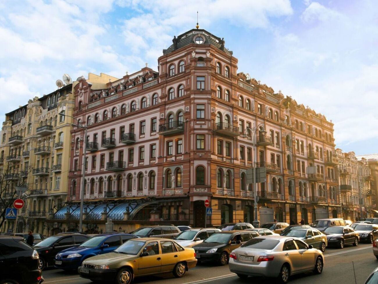 Головний офіс корпорації "УкрАВТО" розташований у Києві