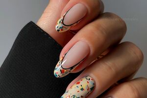 Цветные частицы лака наносятся хаотично