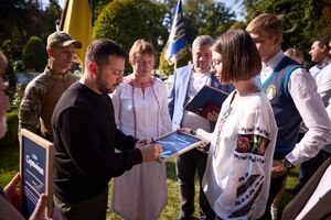 Зеленский вручил педагогам награды, а победителям международных ученических олимпиад – сертификаты на получение премий из президентского фонда