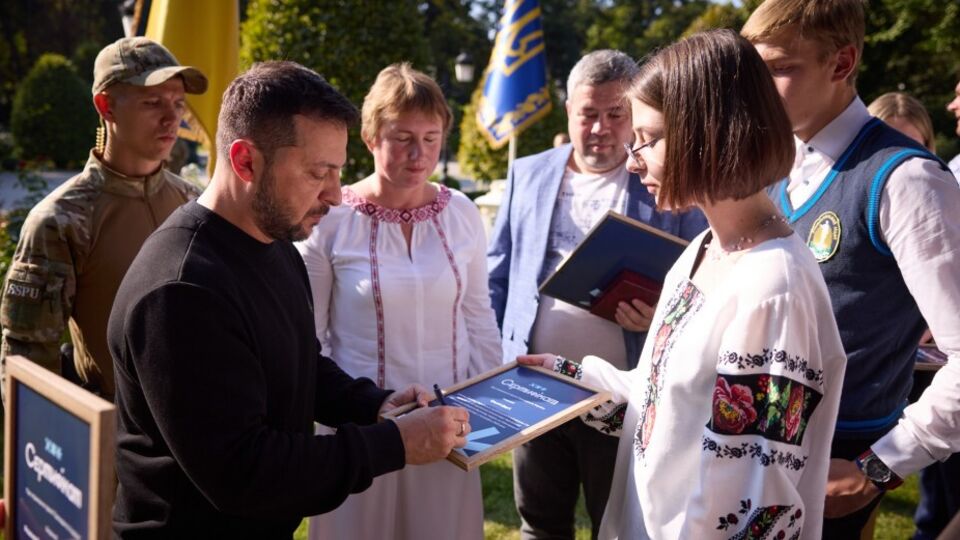 Зеленський вручив освітянам нагороди, а переможцям міжнародних учнівських олімпіад – сертифікати на отримання премій із президентського фонду