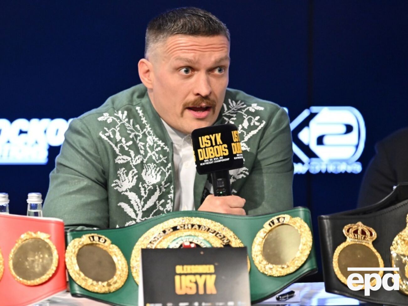 Весной Усик и Фьюри не смогли согласовать условия боя, из-за чего WBA обязала украинца выйти на ринг против Дюбуа. В августе Усик нокаутировал Дюбуа