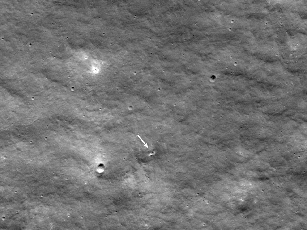 В результате падения "Луны" образовался новый кратер, считают в NASA