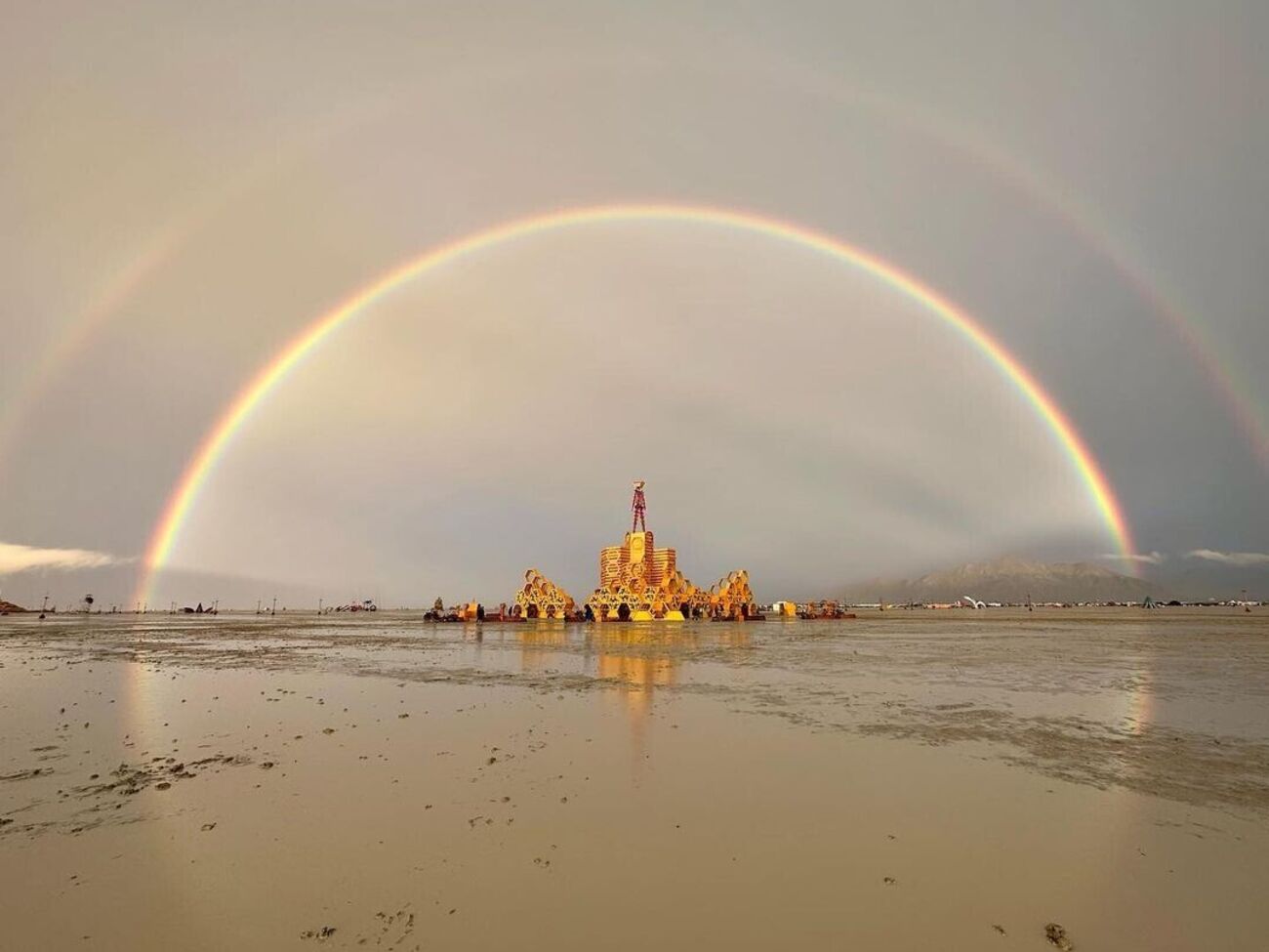 Через негоду територія фестивалю Burning Man перетворилася на болото