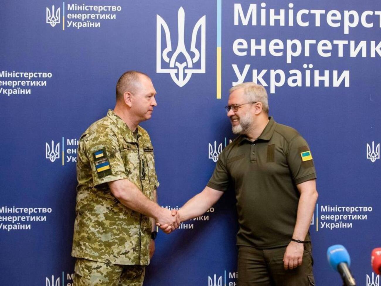 Голова Держприкордонслужби Сергій Дейнеко (ліворуч) подякував енергетикам за допомогу